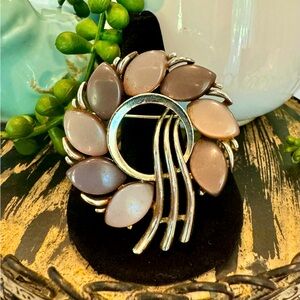Vintage Lisner Brooch Thermoset Lucite Moon Glow Brown Wreath Silver Tone 2”